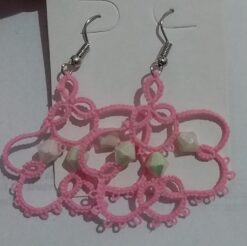 Brinco Renda Frivolite Com Pedrinha Modelo A26 Cor Rosa Mesclado 4 x 5 Cm