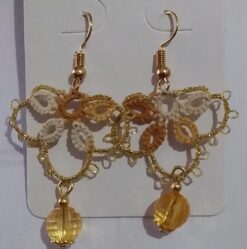 Brinco Renda Frivolite Com Pedrinha Modelo A26 Cor Salmão Mesclado e Fio Dourado 3 x 5 Cm