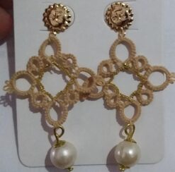 Brinco Renda Frivolite Com Pérola Modelo A36 Cor Salmão Mesclado e Fio Dourado 3 x 5 Cm