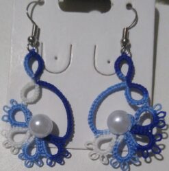 Brinco Renda Frivolite Com Pérola Modelo A54 Cor Azul Mesclado 2,5 x 6 Cm