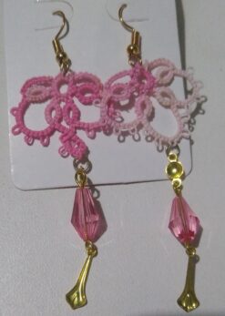 Brinco Renda Frivolite Com Pingente Modelo A56 Cor Rosa Mesclado 2,5 x 8 Cm