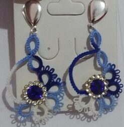 Brinco Renda Frivolite Com Pingente e Strass Modelo A35 Cor Azul Mesclado 2,5 x 6 Cm