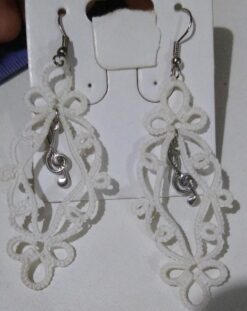 Brinco Renda Frivolite Modelo C23 Cor Branco 7,5 X 3 Cm Com Pingente