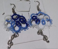 Brinco Renda Frivolite Modelo C24 Cor Azul Mesclado 3 x 6 Cm Com Pingente