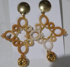 Brinco Renda Frivolite Modelo C28 Cor Salmão Mesclado e Fio Dourado 3,5 x 5 Cm Com Pingente