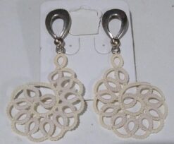 Brinco Renda Frivolite Modelo C47 Cor Pérola 7,5x4cm