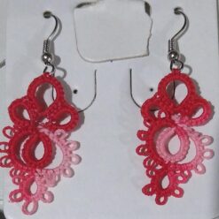 Brinco Renda Frivolite Modelo C55 Cor Vermelho Mesclado 5x2cm