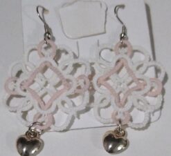 Brinco Renda Frivolite Modelo C64 Cor Branco e Rosa 6x3.5cm Com Pingente
